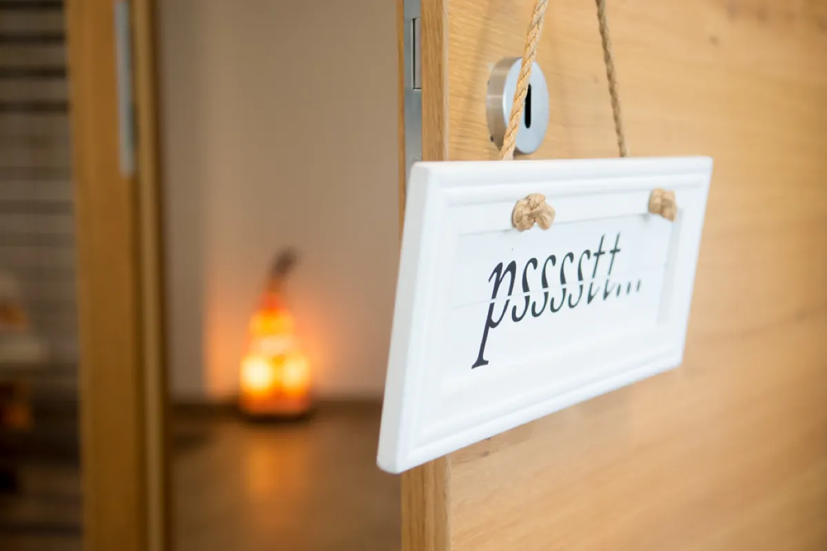 Schild mit der Aufschrift „psssstt…“ an der Tür des Beratungsraums