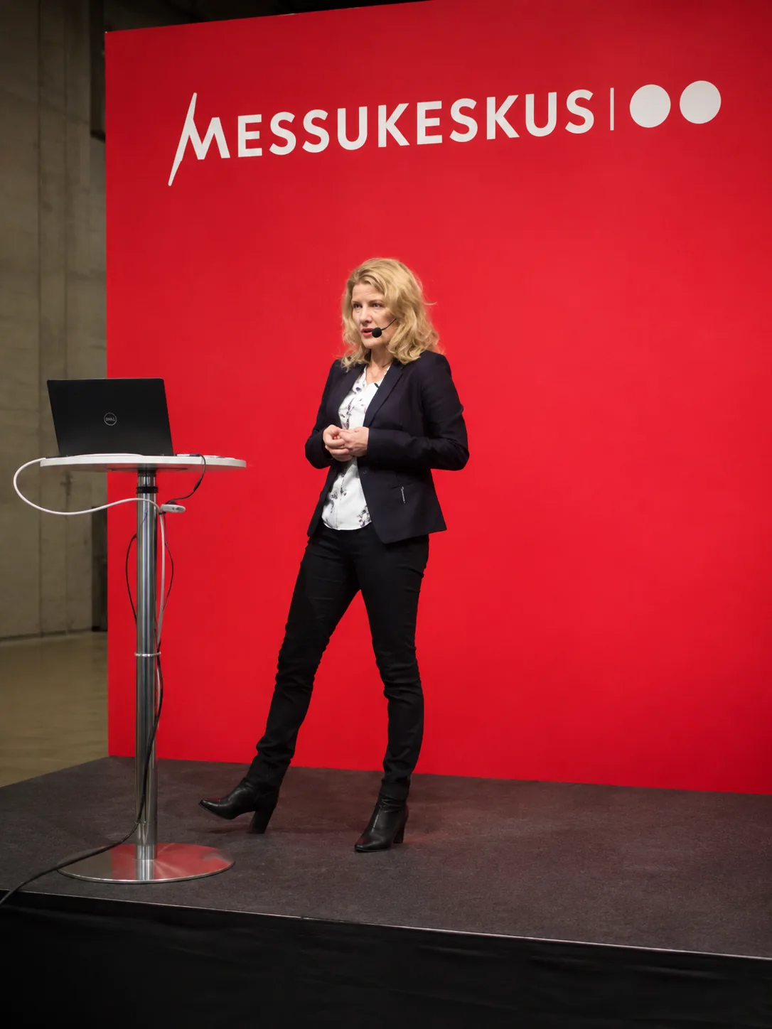 Päivi Blöchl als Referentin auf der Bühne im Messukeskus in Helsinki