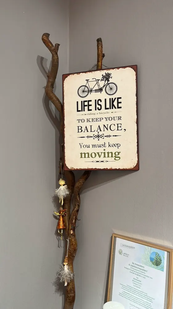 Dekoratives Schild „Life is like riding a bicycle“ im Geschäft