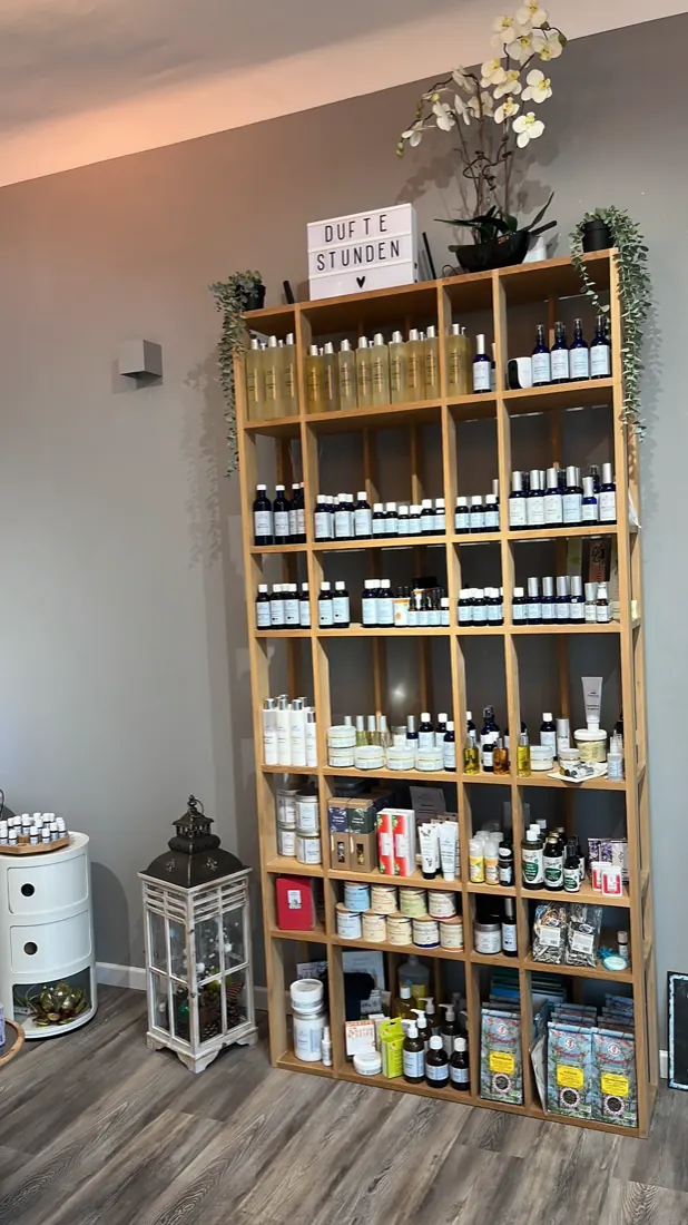 Regal mit Hydrolaten und Pflegeprodukten