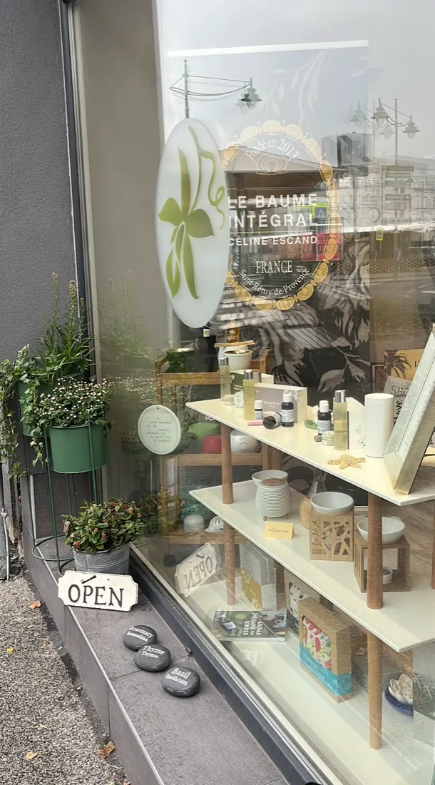 Schaufenster der Aromainsel mit Produkten und Pflanzen