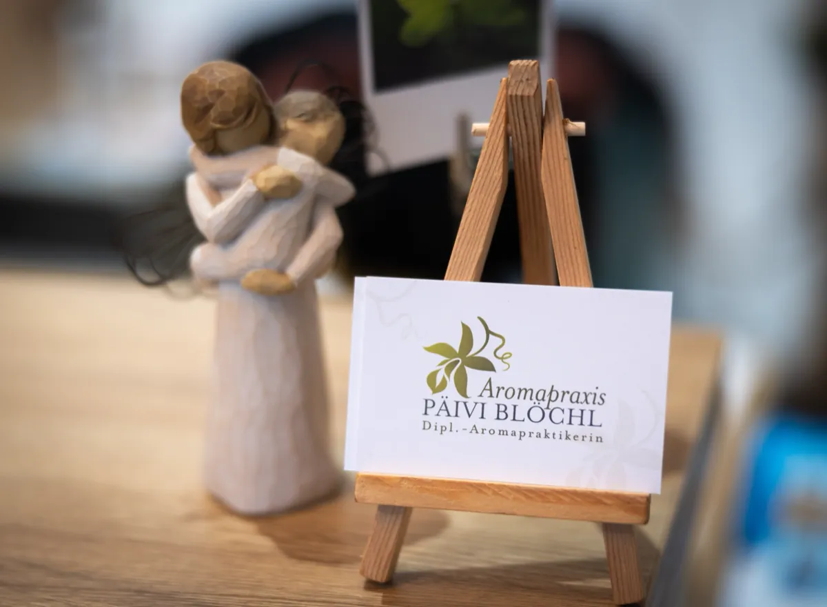 Visitenkarte der Aromapraxis Päivi Blöchl auf einer kleinen Staffelei
